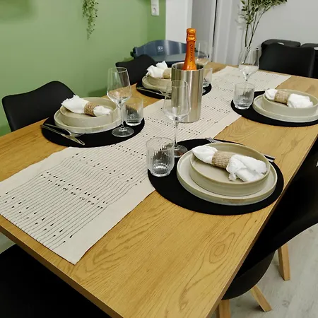 Apartment Moderne Mit Balkon Ideal Fuer Familien Und Geschaeftsreisende *